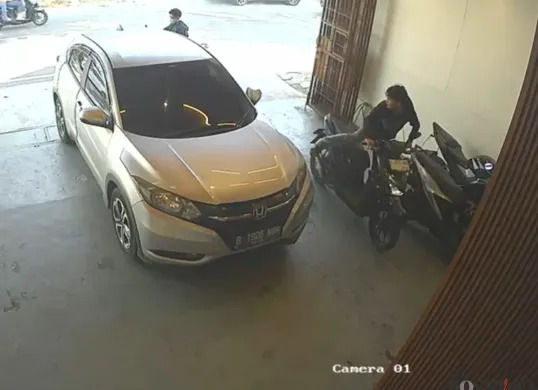 Aksi pencurian motor di sebuah toko kue terekam CCTV di kawasan Rawa Buntu, Kecamatan Serpong, Kota Tangerang Selatan, Sabtu, 19 Juli 2025. (Sumber: Poskota/Primayanti Julia Kumala)