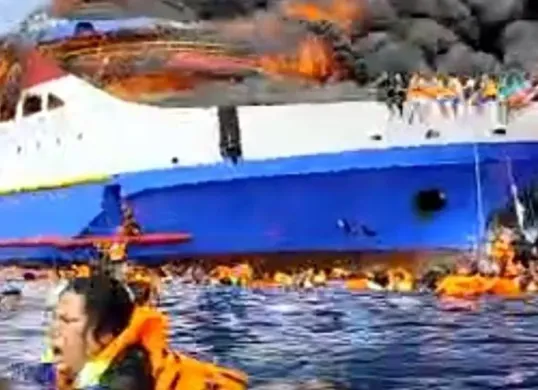 KM 5 Barcelon aterbakar di Pulau Taliase (Sumber: Istimewa)
