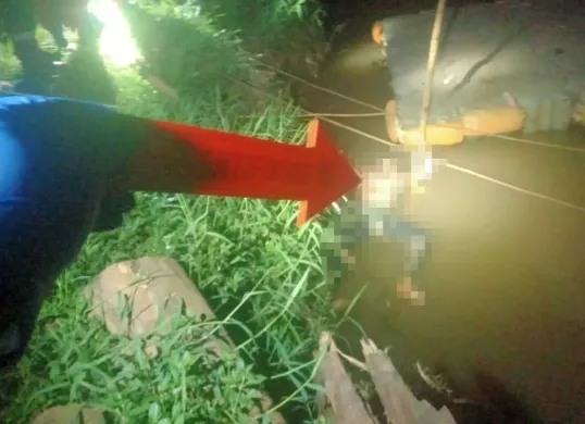 Petugas menunjukkan sesosok mayat pria yang mengambang di Kali Pesanggrahan, Kelurahan Ulujami, Pesanggrahan, Jakarta Selatan, pada Sabtu dini hari, 19 Juli 2025. (Sumber: Dok Polsek Pesanggrahan)