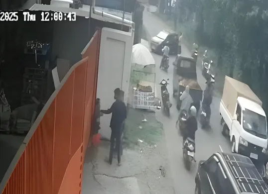 Tangkap layar CCTV yang menunjukkan aksi pemalakan dan penodongan oleh oknum anggota ormas kepada pedagang nanas di Jalan Mustikasari, Kecamatan Mustikajaya, Kota Bekasi.