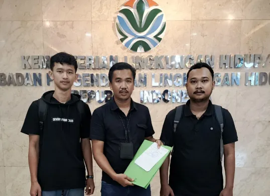Aktivis dari JPMI dan HMI saat hendak menyerahkan dokumen laporan ke KLHK terkait dugaan pencemaran lingkungan oleh CV GSM di Panimbang, Kabupaten Pandeglang. (Sumber: Dok JPMI)