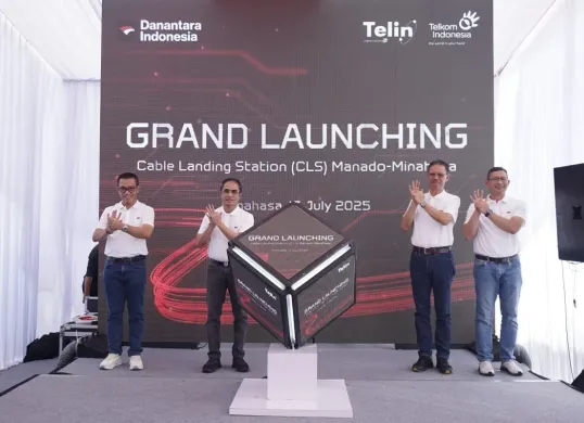 CEO Telin Budi Satria Dharma Purba, Direktur Wholesale & International Service Telkom Honesti Basyir saat Grand Launching Cable Landing Station (CLS) Manado- Minahasa (Sumber: Dok. Telkom)