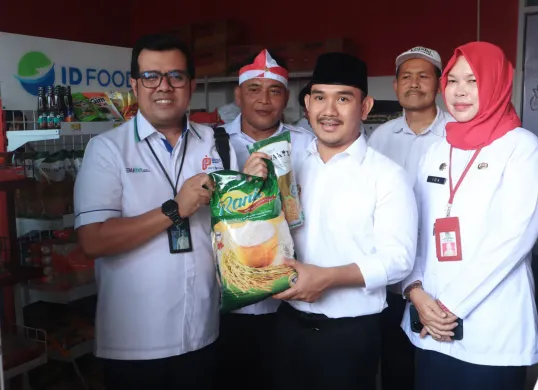 Bupati Bekasi, Ade Kuswara Kunang bersama jajaran unsur Forkopimda dan kepala dinas terkait menghadiri launching Mock Up Kopdes Merah Putih yang dilaksanakan di Gerai Koperasi Desa Kedungwaringin (Sumber: Dok. Pemkab Bekasi)