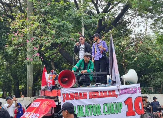 Demo pengemudi ojol di Jalan Medan Merdeka Barat, Jakarta Pusat, Senin, 21 Juli 2025. (Sumber: Poskota/Pandi Ramedhan)