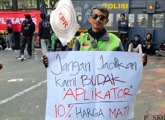 Ari Rizaldi, salah satu driver ojol yang ikut unjuk rasa di Jalan Medan Merdeka Selatan, Jakarta Pusat, Senin, 21 Juli 2025. (Sumber: POSKOTA | Foto: Pandi Ramedhan)