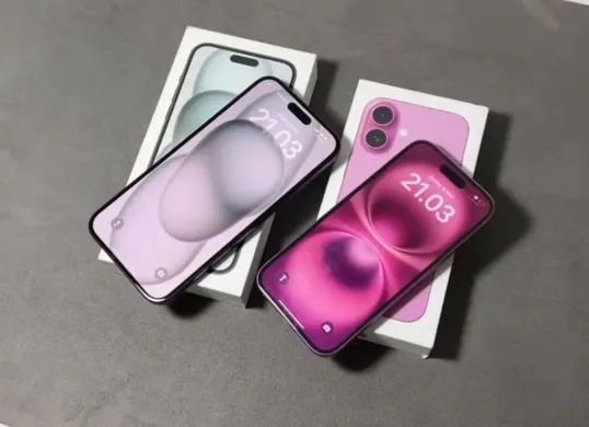 Perbandingan iPhone 15 Pro vs iPhone 16 biasa. (Sumber: YouTube/WatchWatch)