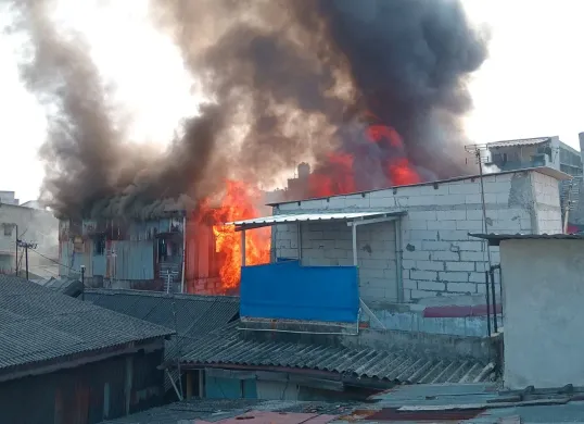 Kebakaran rumah tinggal di permukiman padat kawasan Tambora, Jakarta Barat, Senin, 21 Juli 2025. (Sumber: Damkar)