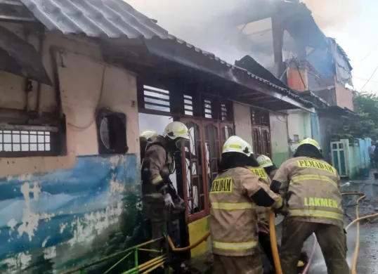 Kebakaran warung makan di kawasan Cilincing, Jakarta Utara, Senin, 21 Juli 2025. (Sumber: Damkar)