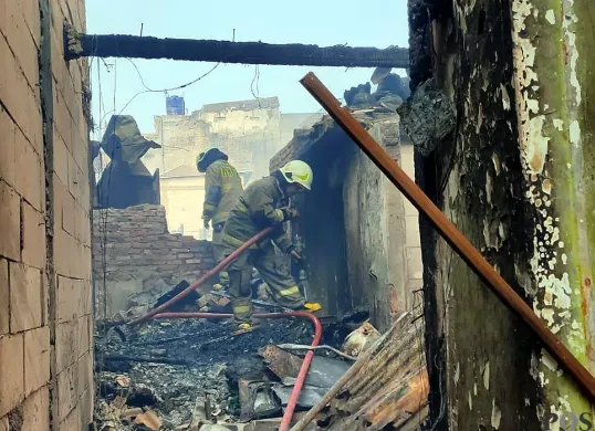 Petugas damkar melakukan pendingingan di lokasi kebakaran di Jalan Duri Utara 1, Kecamatan Tambora, Jakarta Barat, Senin, 21 Juli 2025. (Sumber: POSKOTA | Foto: Pandi Ramedhan)