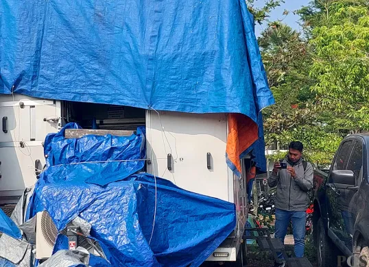 Kondisi mobil Caravan laboratorium Covid-19 yang terparkir di halaman kantor Dinkes Bandung Barat, Senin, 20 Juli 2025. (Sumber: POSKOTA | Foto: Gatot Poedji Utomo)