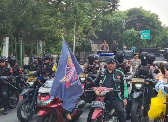 Polisi mengawal massa aksi ojol untuk berunjuk rasa di Istana Merdeka, Jakarta Pusat, Senin, 21 Juli 2025. (Sumber: Poskota/Pandi Ramedhan)