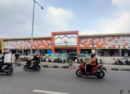 Suasana di Pasar Badak Pandeglang. Melemahnya daya beli masyarakat, membuat PAD Kabupaten Pandeglang dari sektor pasar tradisional seret. (Sumber: Poskota/Samsul Fatoni)