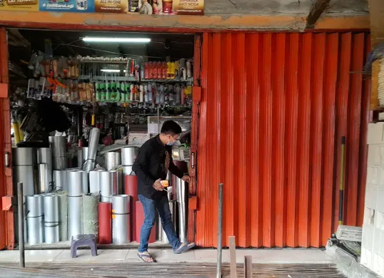 Kondisi toko bangunan Ceria di Jalan Raya Rawa Kalong, Desa Karang satria, Tambun Utara, Kabupaten Bekasi, yang dibobol maling dan rugi hingga Rp1,5 miliar. (Sumber: Istimewa)