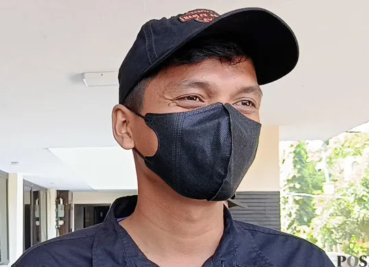 Ahmad, 25 tahun, salah satu korban penipuan calo tenaga kerja berkedok yayasan di Cikarang Utara, Kabupaten Bekasi, pada Senin, 21 Juli 2025. (Sumber: POSKOTA | Foto: Nurpini Aulia Rapika)