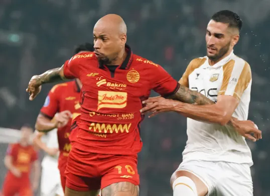 Potret pemain asing Persija jakarta, Gustavo Almeida berduel dengan pemain Dewa United. (Sumber: Persija)