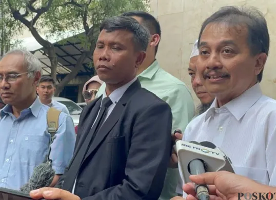 Mantan Menpora, Roy Suryo sebagai meminta gelar perkara khusus terkait kasus ijazah palsu Joko Widodo (Jokowi) di Mapolda Metro Jaya, Senin, 21 Juli 2025. (Sumber: Poskota/Ali Mansur)