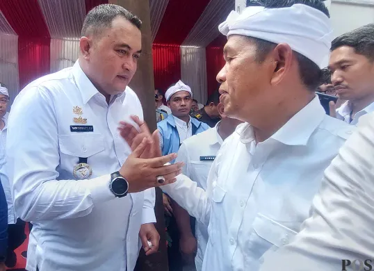 Bupati Bogor, Rudy Susmanto (kiri) bersama Gubernur Jawa Barat, Dedy Mulyadi (kanan), dalam launching Koperasi Desa Merah Putih di Desa Hambalang, Kecamatan Citereup, Kabupaten Bogor, Senin, 21 Juli 2025. (Sumber: POSKOTA | Foto: Sekar Putri Andini)