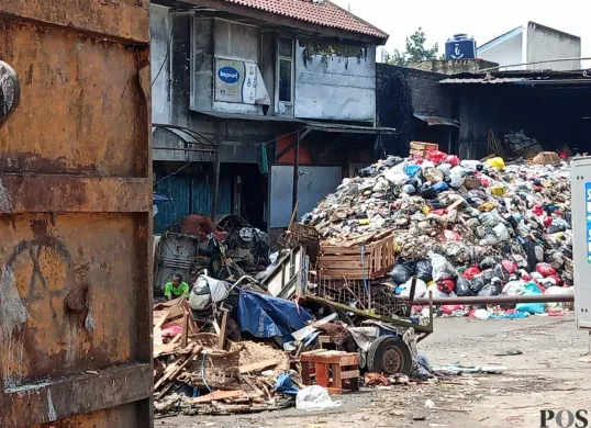 Sampah menumpuk di Pasar Panorama Lembang pada Senin, 21 Juli 2025, yang dikeluhkan warga dan pedagang. (Sumber: POSKOTA | Foto: Gatot Poedji Utomo)