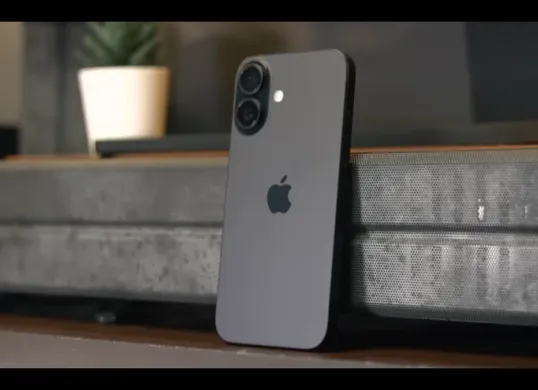 Tangkapan layar iPhone 16 digadang-gadang sebagai perangkat yang tetap mempertahankan ciri khas Apple. (Sumber: YouTube/ Gadgetalk)