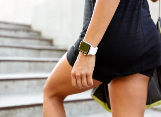 Ilustrasi smartwatch anti air dan tetap gaya saat digunakan. (Sumber: Freepik/drobotdean)