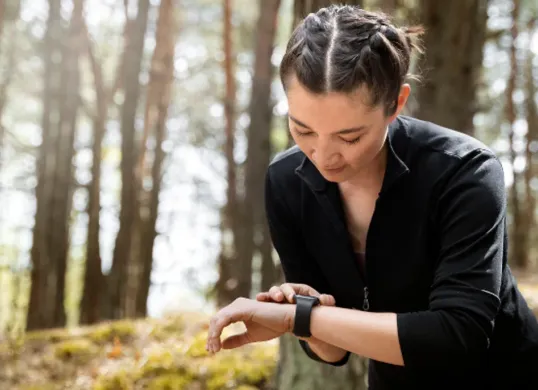 Smartwatch GPS outdoor terbaik, ini 5 pilihan terupdate 2025 dari harga 3 jutaan hingga premium. (Sumber: Freepik)