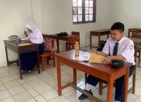 Suasana KBM di ruang kelas 7 SMP Persada Bhakti yang hanya diikuti tiga orang siswa pada Senin, 21 Juli 2025. (Sumber: Istimewa)