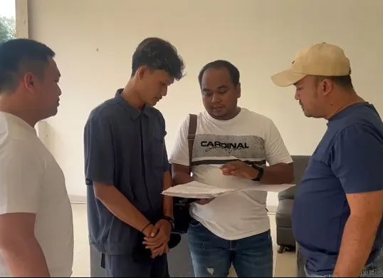 Tersangka FA saat diamankan petugas Unit PPA Satreskrim Polres Serang di tempat kerjanya. (Sumber: Dok. Satreskrim Polres Serang)