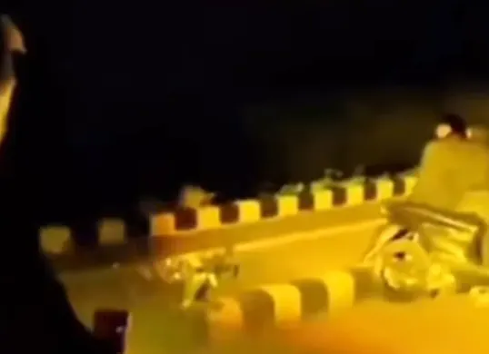 Tangkap layar video unggahan akun Instagram @_bemskuy yang sempat viral dengan narasi adanya aktivitas asusila sejumlah sejoli di area Stadion dan Taman Pakansari, Cibinong, Kabupaten Bogor.