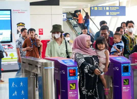 Penumpang LRT memanfaatkan LRT Jabodebek sebagai pilihan transportasi pada akhir pekan dan hari libur nasional, (Sumber: Dok. LRT Jabodebek)