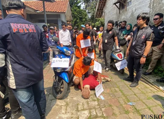 Rekonstruksi pembunuhan perempuan terborgol di Jalan Lamping Kancil, Desa Cibogo, Kecamatan Cisauk, Kabupaten Tangerang, Selasa, 22 Juli 2025. (Sumber: Poskota/Primayanti Juli Kumala Manalu)