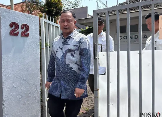 Komisioner Kompolnas, Choirul Anam mengunjungi kos-kosan Diplomat Muda Kemlu, Arya Daru Pangayunan (ADP) di Jalan Gondangdia Kecil, Menteng, Jakarta Pusat, Selasa, 22 Juli 2025. (Sumber: Poskota/Ali Mansur)