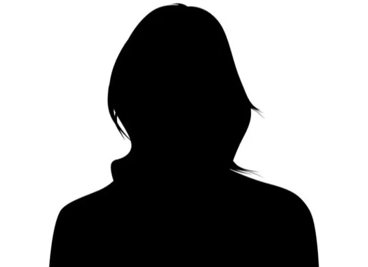 Sosok kasir biliar selingkuhan Bams Pattikawa, suami Bidi Soediro jadi sorota netizen. (Sumber: Pinterest)