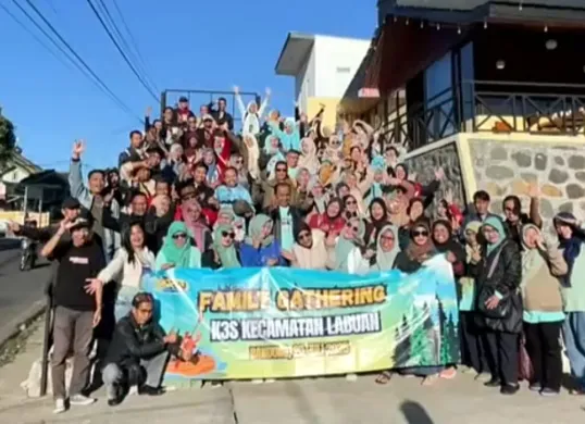Ratusan guru SDN se-Kecamatan Labuan, Pandeglang, saat menggelar acara family gathering di Bandung. (Sumber: Dok. Warga)