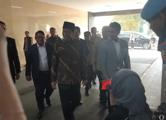 Joko Widodo (Jokowi) saat memenuhi panggilan penyidik Bareskrim Polri untuk diperiksa sebagai terlapor kasus dugaan ijazah palsu, di Gedung Bareskrim Polri, Jakarta Selatan. (Sumber: Poskota/Ali Mansur)