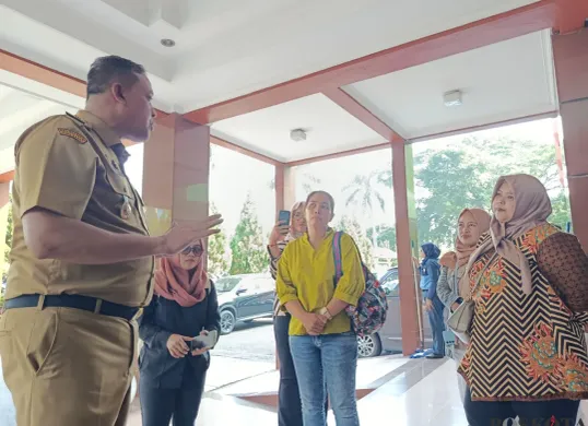 Sejumlah orang tua murid SD di Jaticempaka Kota Bekasi laporkan penyelewengan dana bos dan pungli kepada wali kota Bekasi, Tri Adhianto. Selasa, 22 Juli 2025. (Sumber: Poskota/Nurpini Aulia Rapika)