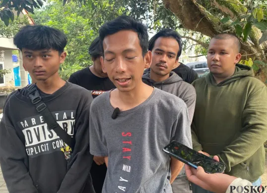 Kakak korban wanita yang tewas di di Jalan Lamping Kancil, Desa Cibogo, Kecamatan Cisauk, Kabupaten Tangerang, Selasa, 22 Juli 2025. (Sumber: Poskota/Primayanti Juli Kumala Manalu)