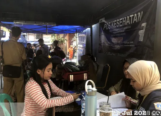 Petugas dari Pemkot Jakbar memberikan pelayanan kependudukan kepada warga Tambora yang terdampak kebakaran, Selasa, 22 Juli 2025. (Sumber: POSKOTA | Foto: Pandi Ramedhan)