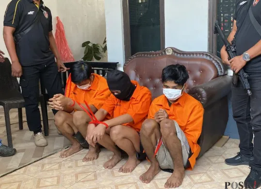 Tiga tersangka pembunuhan perempuan muda di Jalan Lamping Kancil, Desa Cibogo, Kecamatan Cisauk, Kabupaten Tangerang, Selasa, 22 Juli 2025. (Sumber: Poskota/Primayanti Juli Kumala Manalu)