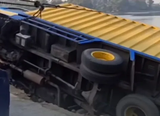 Truk bermuatan buku  terperosok ke Situ Jatijajar, Kecamatan Tapos, Kota Depok. (Sumber: Instagram/@depokupdate.co)