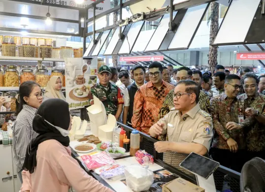 Gubernur Jakarta, Pramono Anung, saat meninjau lomba digitalisasi pasar di Pasar Mayestik, Kebayoran Baru, Jaksel, Selasa, 22 Juli 2025. (Sumber: Dok. Kominfotik Jakarta)