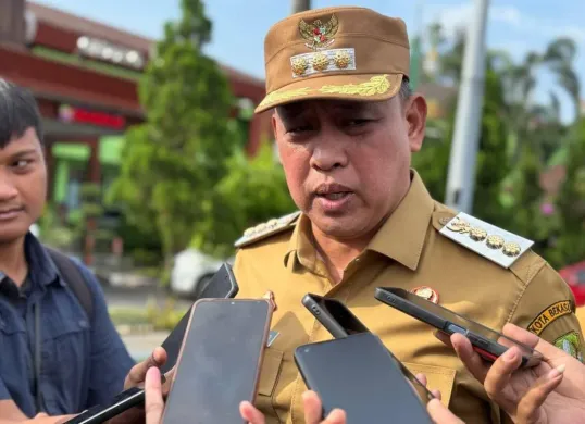 Wali kota Bekasi, Tri Adhianto menegaskan bahwa Pemerintah Kota Bekasi tidak akan melakukan pemutusan hubungan kerja secara sepihak terhadap Tenaga Kerja Kontrak (TKK) kategori R3 dan R4, Selasa, 22 Juli 2025. (Sumber: Dok. Pemkot Bekasi)