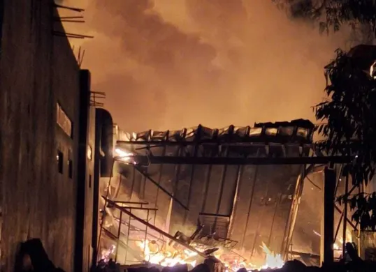 Api melumat satu rumah di Kampung Tonjong, RT 02 RW 09, Desa Tonjong, Kecamatan Tajurhalang, Kabupaten Bogor, Rabu, 23 Juli 2025, dini hari. (Sumber: Poskota/Angga Pahlevi)