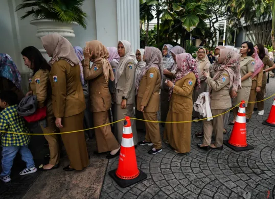 ASN Pemprov Jakarta beraktivitas di kawasan Balai Kota Jakarta, Rabu, 23 Juli 2025. (Sumber: Poskota/Bilal Nugraha Ginanjar)