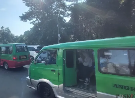 Kendaraan angkutan Kota (angkot) di kawasan Kota Bogor, Rabu, 23 Juli 2025. (Sumber: Poskota/Sekar Putri Andini)