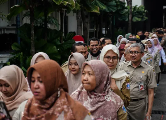 ASN beraktivitas di kawasan Balaikota Jakarta, Jakarta Pusat, Rabu, 23 Juli 2025. (Sumber: Poskota/Bilal Nugraha Ginanjar)