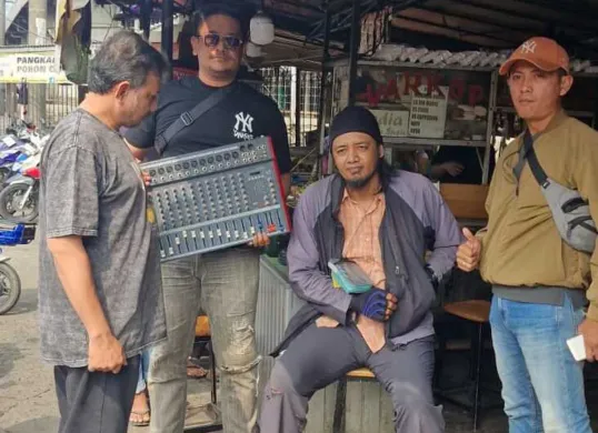 Tim Opsnal Polsek Bojongsari menunjukan barang bukti berupa mixer musala di Kelurahan Pengasinan, Kecamatan Sawangan, Kota Depok, yang sempat dicuri beberapa waktu lalu. (Sumber: Poskota/Angga Pahlevi)
