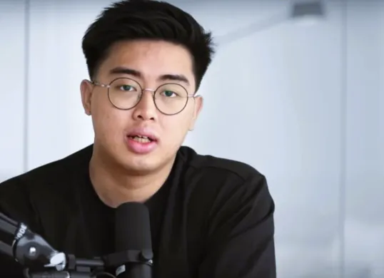 Timothy Ronald menyuarakan pentingnya pemerataan ekonomi dan penguatan sektor manufaktur demi kemandirian Indonesia. (Sumber: Instagram/@timothyronald)