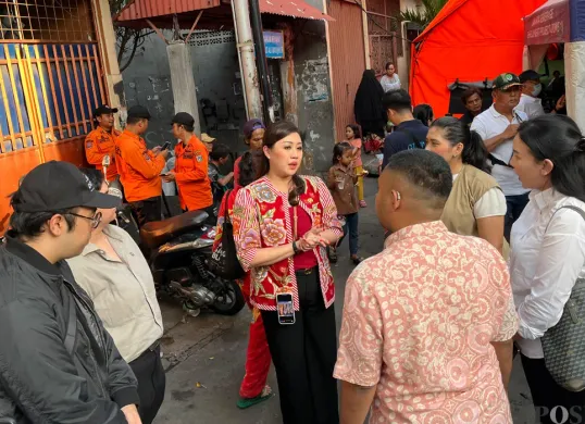 Anggota Komisi A DPRD Jakarta, Hilda Kusuma Dewi, menemui warga terdampak kebakaran di Tambora, Jakbar, Rabu, 23 Juli 2025. (Sumber: POSKOTA | Foto: Pandi Ramedhan)