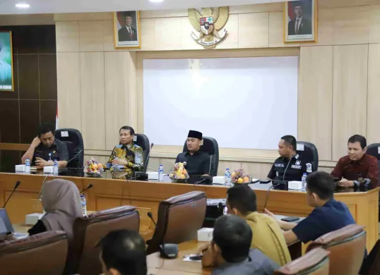 Pemkab Bekasi bersama KPK RI, menggelar rapat koordinasi pencegahan korupsi melalui perbaikan tata kelola pemerintah daerah di Kantor Bupati Kabupaten Bekasi, kemarin. (Sumber: Dok. Pemkab Bekasi)
