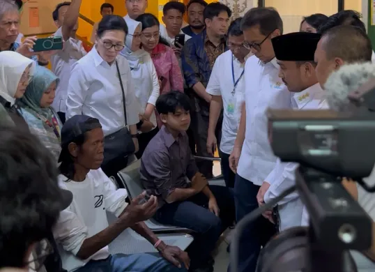 Bupati Bekasi Ade Kuswara Kunang dampingi Mentri Kesehatan RI Budi Gunadi Sadikin, melakukan dialog langsung dengan pasien yang menderita penyakit kusta di kantor Kecamatan Serang Baru, Kabupaten Bekasi. (Sumber: Dok. Pemkab Bekasi)